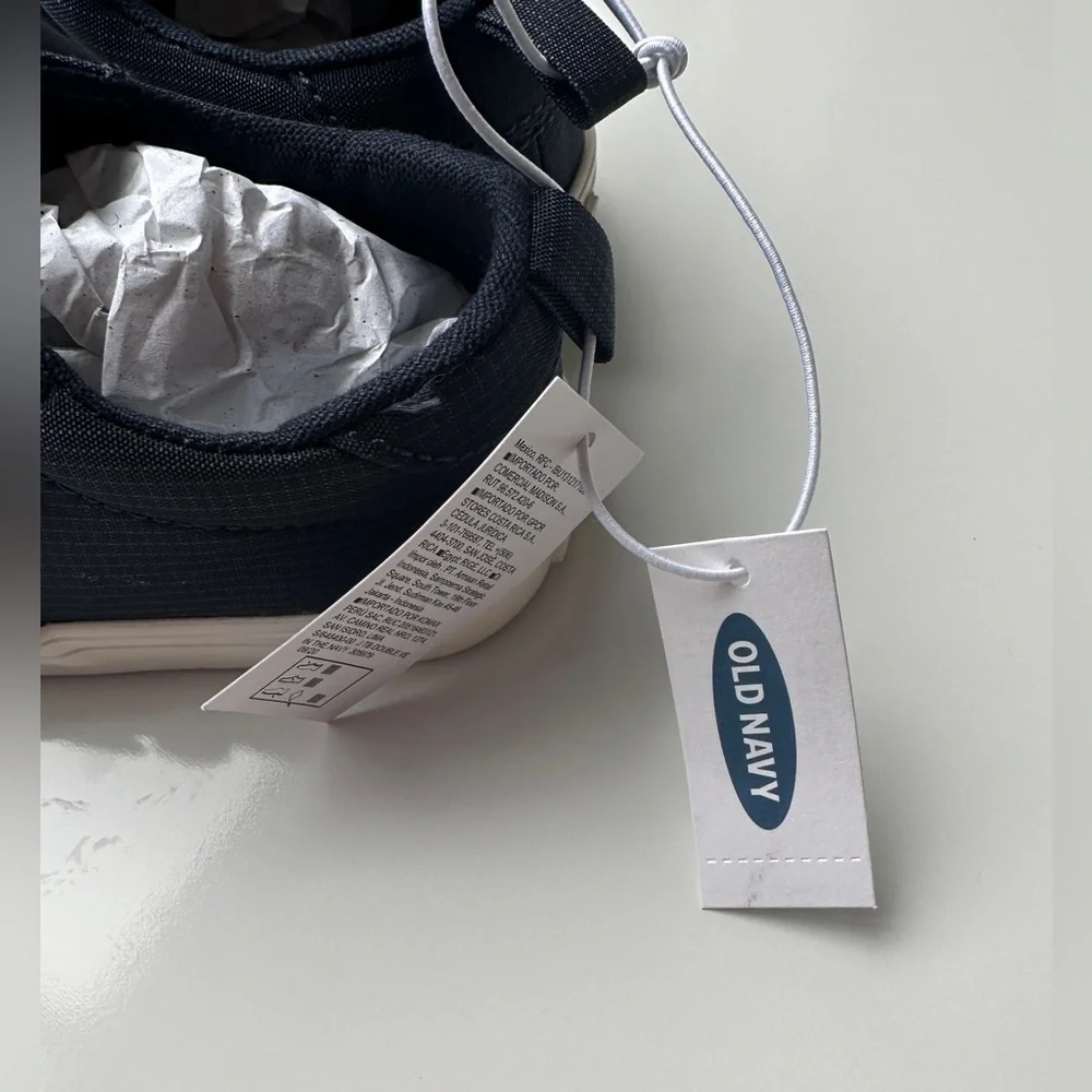 NWT Old Navy Blue Double Strap Unisex Boy’s Toddler Sneakers Shoes Size 6
